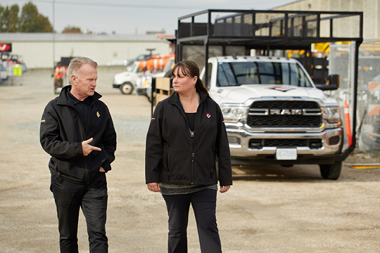 Michael Menzies, PDG du Groupe Universal, discute avec une employée